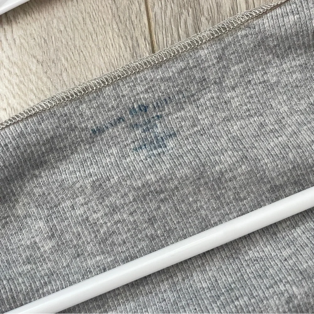 Brandy Melville Tshirt mckenna crop long sleeve womens Gray (one size) casual - Picture 2 of 5